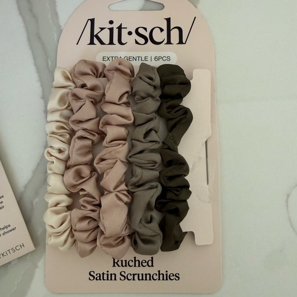 Kitsch Set - Body dry brush, Towel & Ruched Scrunchies - Picture 6 of 8